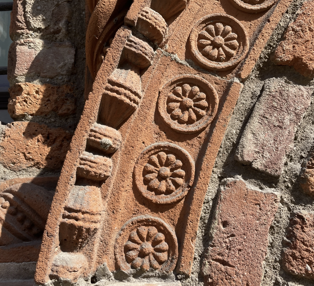 Casa del prestino, le decorazioni in terracotta